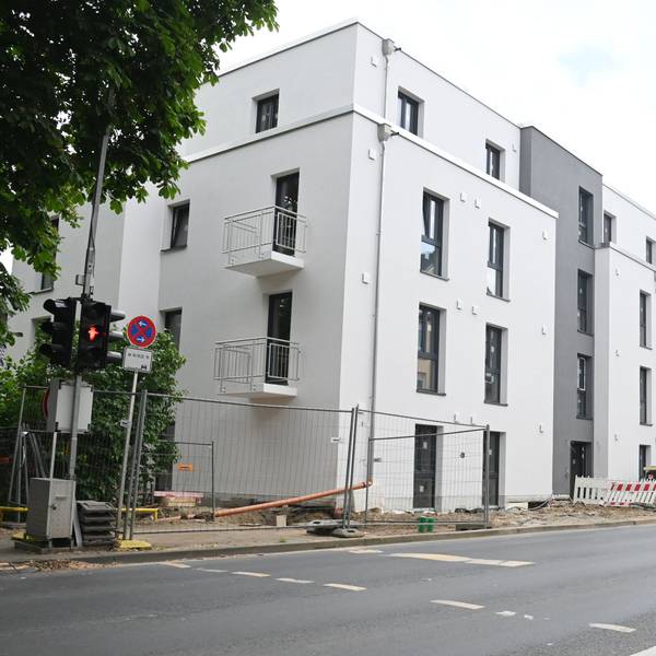 Der Neubau in der Frankfurter Straße in Köln-Porz, den die Stadt Köln für die Unterbringung von Obdachlosen anmieten möchte.