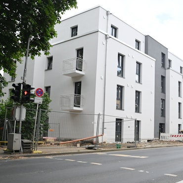 Der Neubau in der Frankfurter Straße in Köln-Porz, den die Stadt Köln für die Unterbringung von Obdachlosen anmieten möchte.