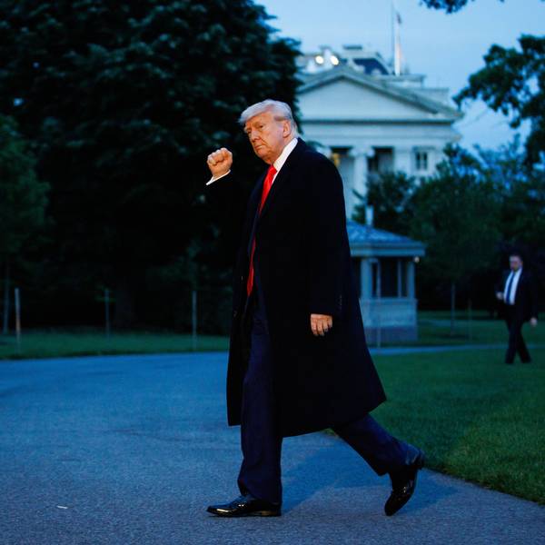 United States President Donald J Trump gestures as he walks towards the White House after landing on the South Lawn of the White House in Washington, DC, US, aboard Marine One on May 22, 2025. President Trump is returning from Trump National Golf Club in Virginia after a private dinner. Copyright: xSamuelxCorumx/xPoolxviaxCNPx/MediaPunchx