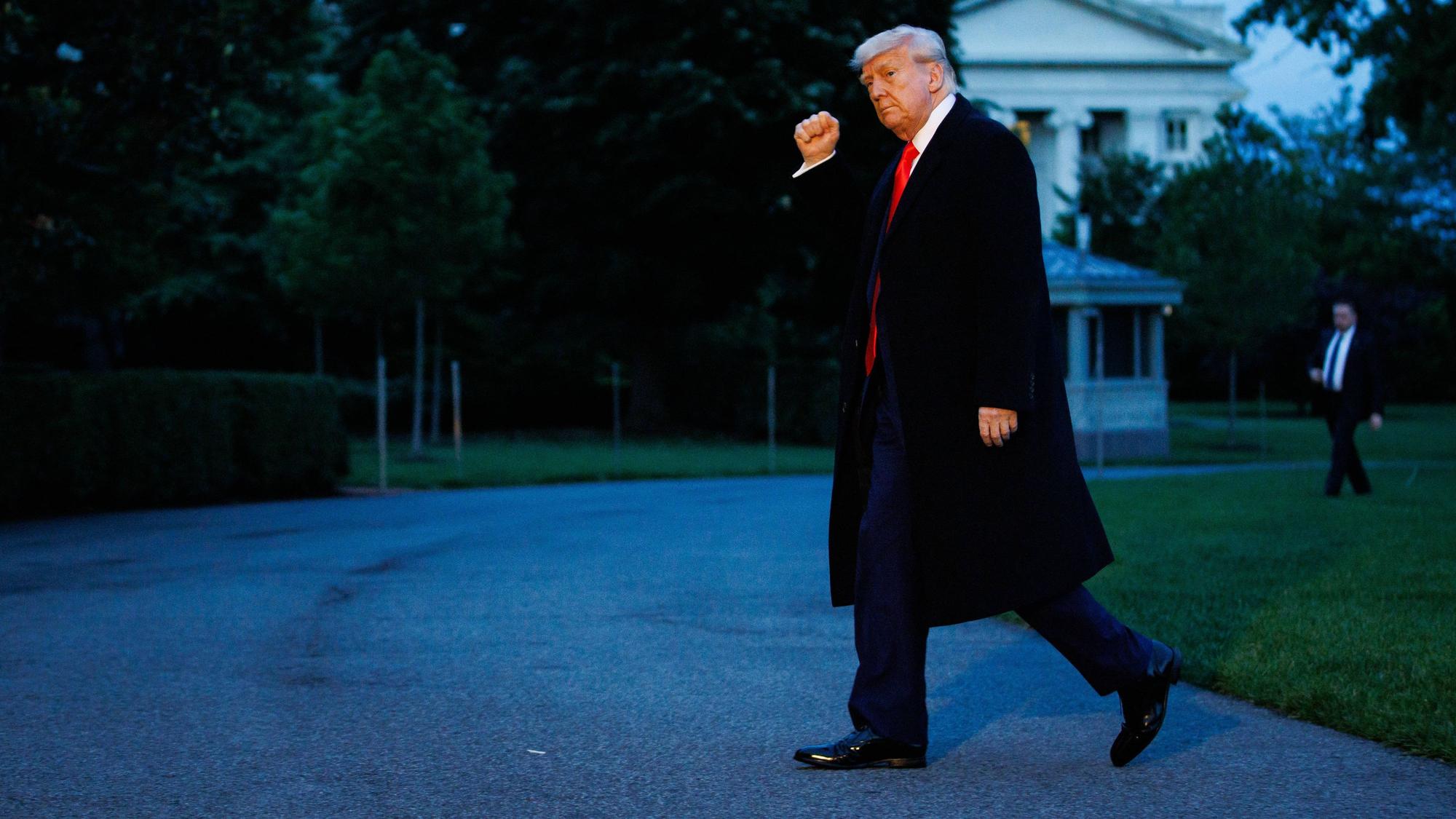 United States President Donald J Trump gestures as he walks towards the White House after landing on the South Lawn of the White House in Washington, DC, US, aboard Marine One on May 22, 2025. President Trump is returning from Trump National Golf Club in Virginia after a private dinner. Copyright: xSamuelxCorumx/xPoolxviaxCNPx/MediaPunchx