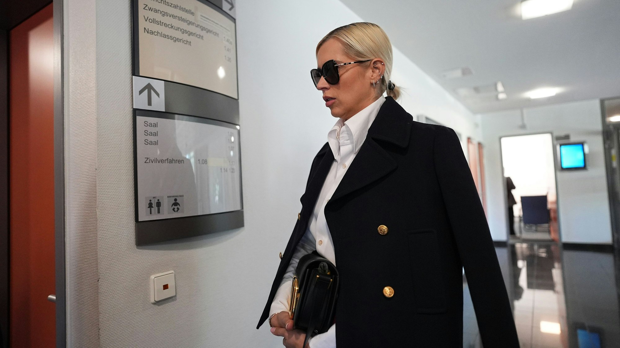 Verena Kerth verlässt nach ihrer Zeugenaussage im Prozess wegen Körperverletzung das Amtsgericht im Hamburg.