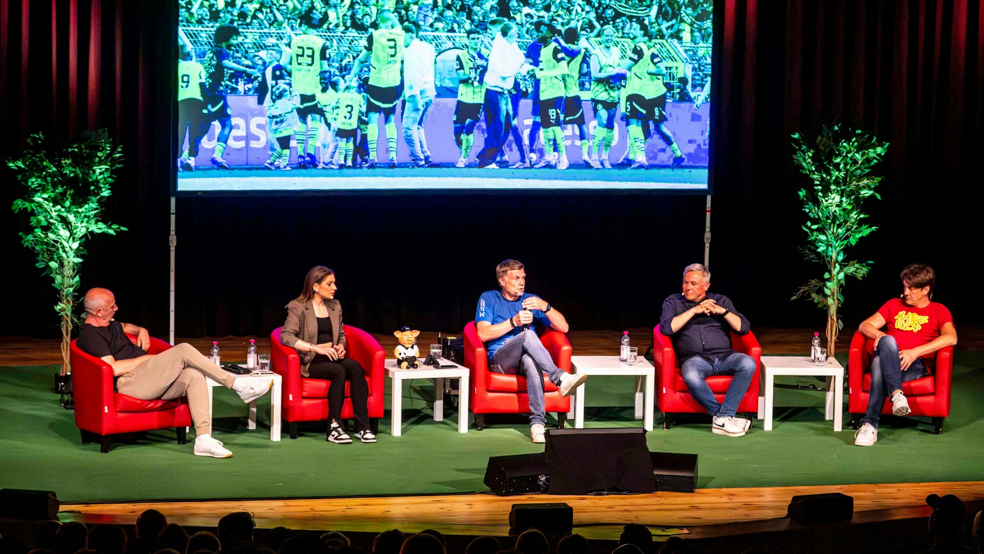 Das Bild zeigt einen Moment während einer Veranstaltung im Euskirchener Stadttheater.