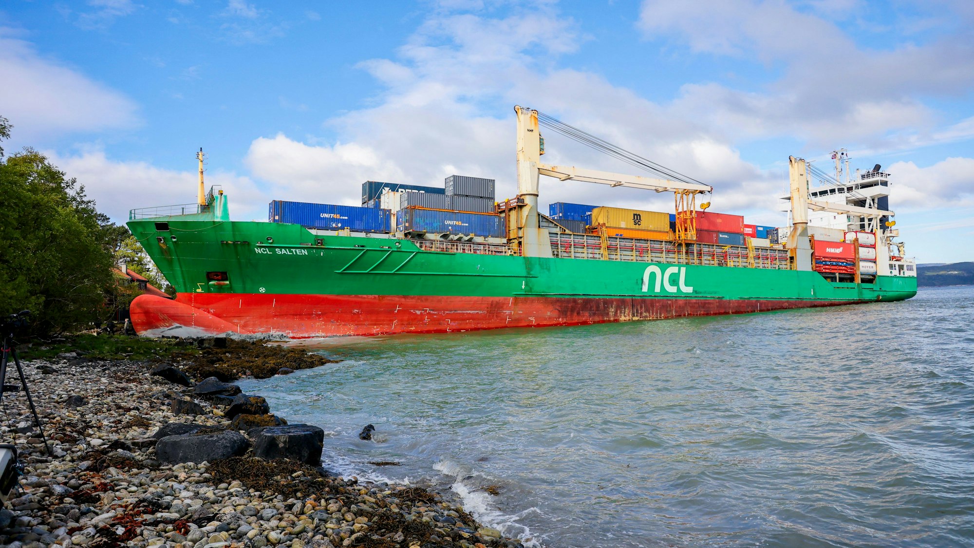 Ein Containerschiff ist am Donnerstag ist im Trondheimsfjord auf Grund gelaufen.