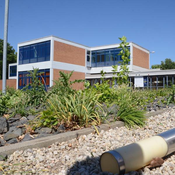 Die ehemalige Hauptschule Innere Stadt im Siegburger Haufeld wird abgerissen. An jeder Ecke begegnet dem Besucher Stadtgeschichte