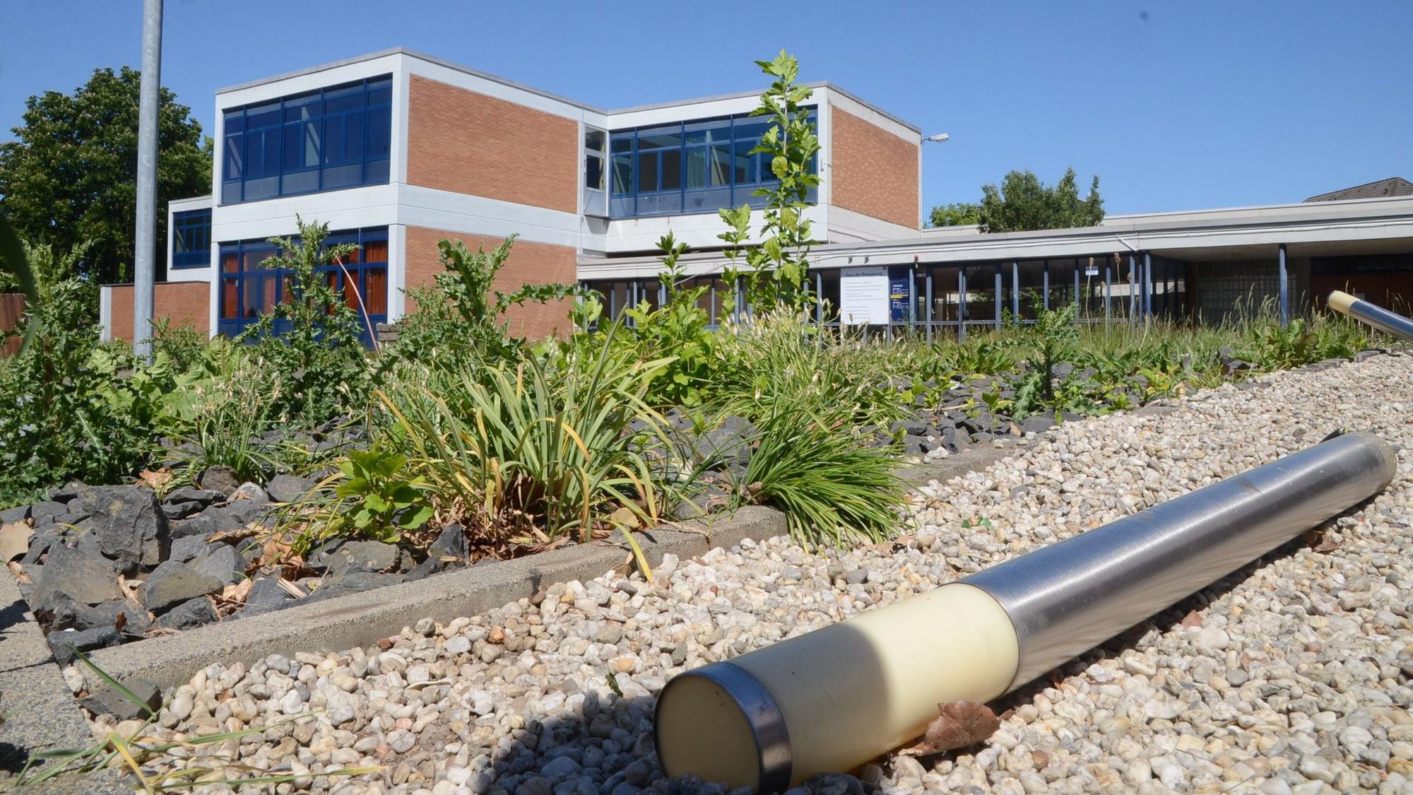 Die ehemalige Hauptschule Innere Stadt im Siegburger Haufeld wird abgerissen. An jeder Ecke begegnet dem Besucher Stadtgeschichte