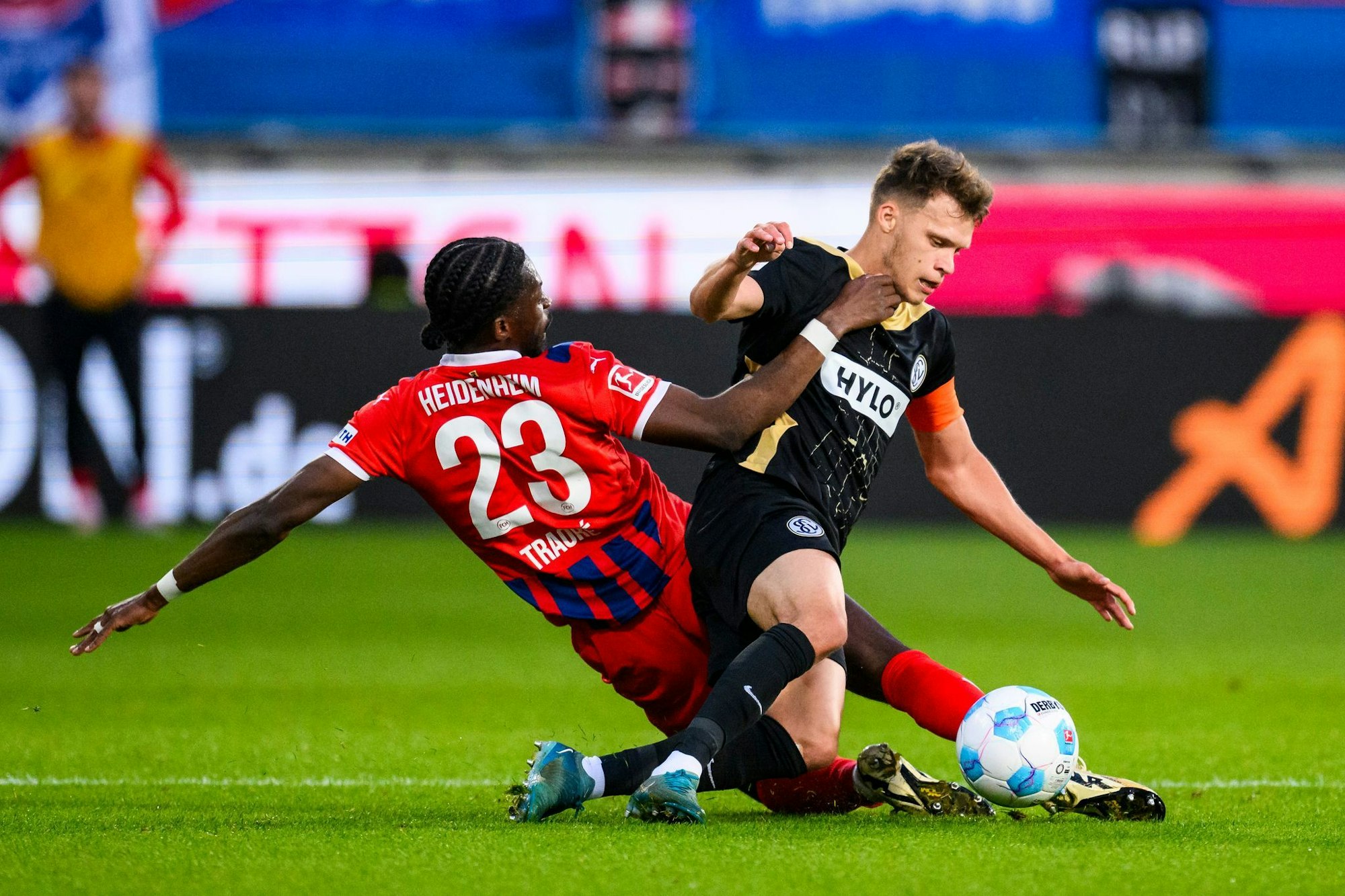 Umkämpfte Relegation: Heidenheims Omar Traoré (l) gegen Elversbergs Robin Fellhauer.