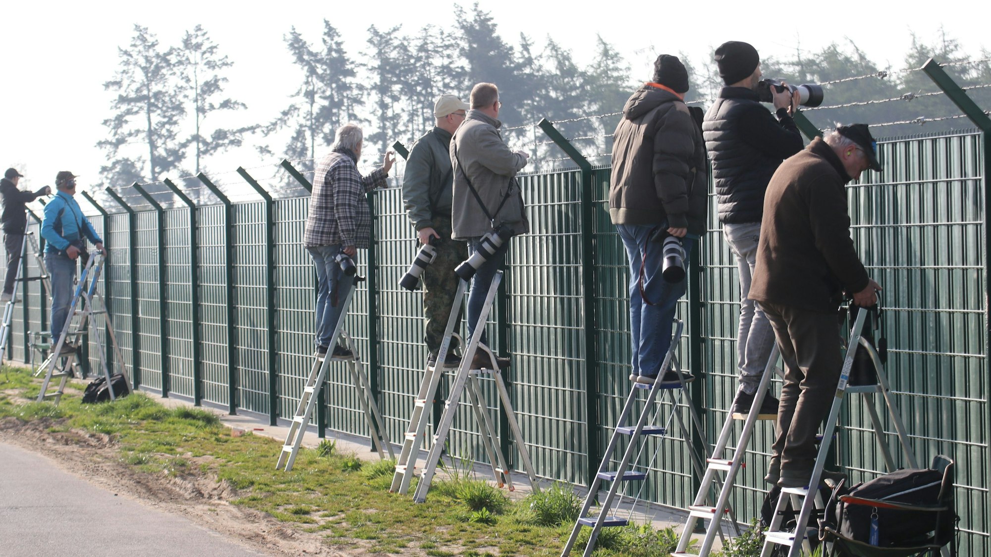 Das Foto zeigt „Planespotter“ am Fliegerhorst Nörvenich.