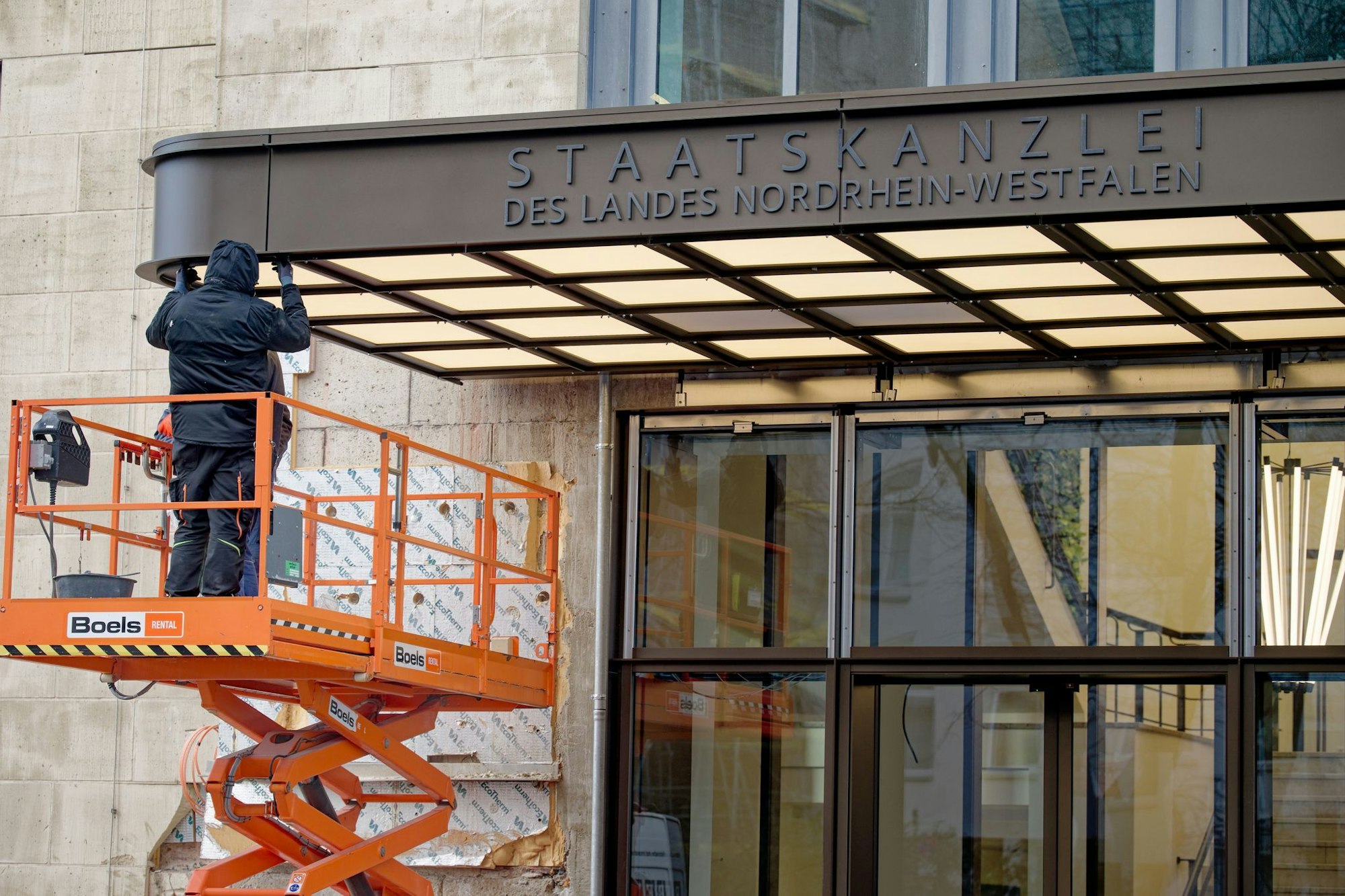 Arbeiten am neuen Eingang zum Gebäude der Staatskanzlei. (Archivbild)