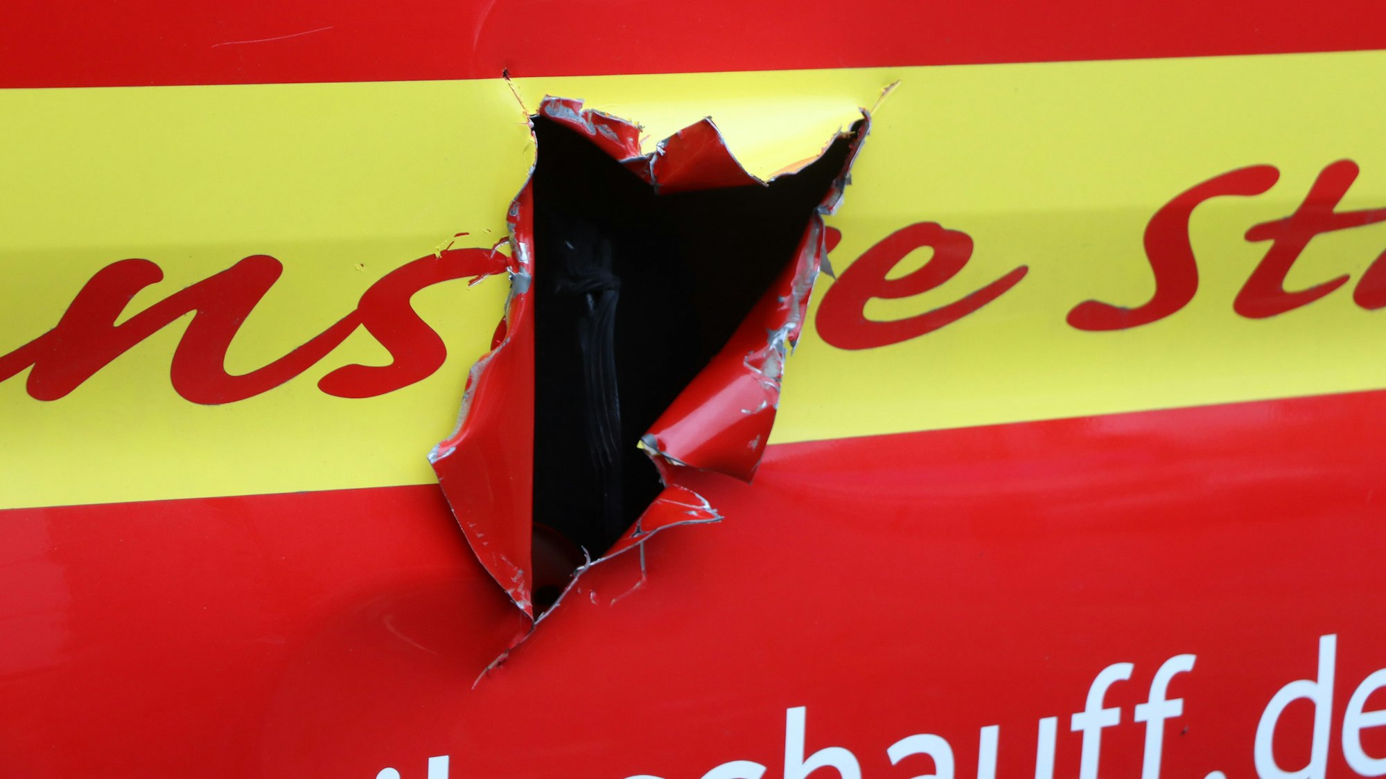 Zu sehen ist ein aufgebrochenes Handwerkerfahrzeug.