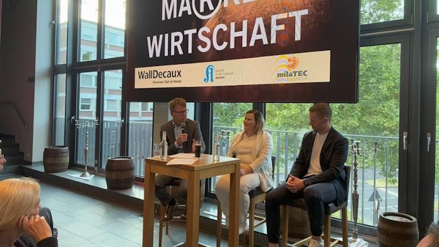 Forum Markenwirtschaft, Anna Wesolowski (PR) und Frank Mäling (Vertrieb) von Polestar im Gespräche mit KStA-Wirtschafts-Chefreporter Thorsten Breitkopf in den Räumen der Malzmühle
