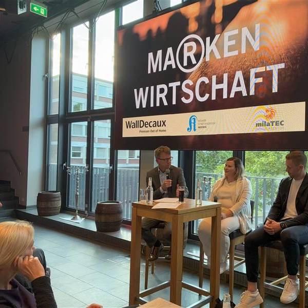 Forum Markenwirtschaft, Anna Wesolowski (PR) und Frank Mäling (Vertrieb) von Polestar im Gespräche mit KStA-Wirtschafts-Chefreporter Thorsten Breitkopf in den Räumen der Malzmühle