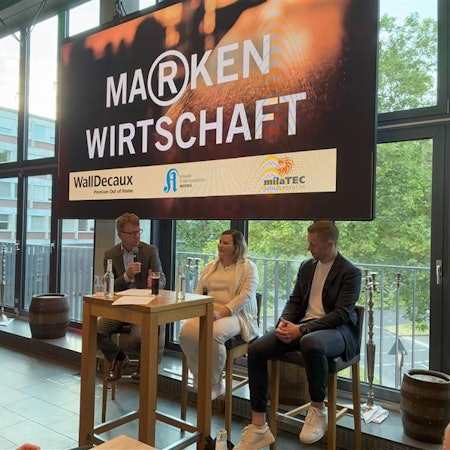 Forum Markenwirtschaft, Anna Wesolowski (PR) und Frank Mäling (Vertrieb) von Polestar im Gespräche mit KStA-Wirtschafts-Chefreporter Thorsten Breitkopf in den Räumen der Malzmühle