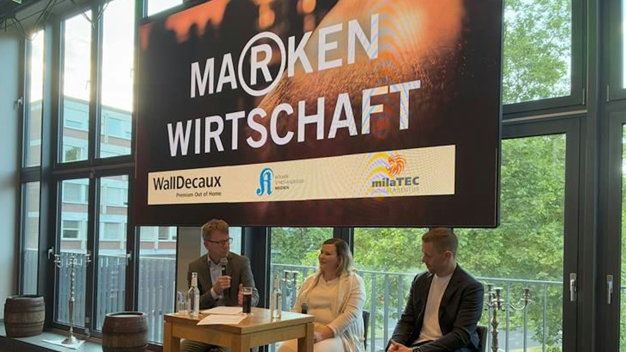 Forum Markenwirtschaft, Anna Wesolowski (PR) und Frank Mäling (Vertrieb) von Polestar im Gespräche mit KStA-Wirtschafts-Chefreporter Thorsten Breitkopf in den Räumen der Malzmühle