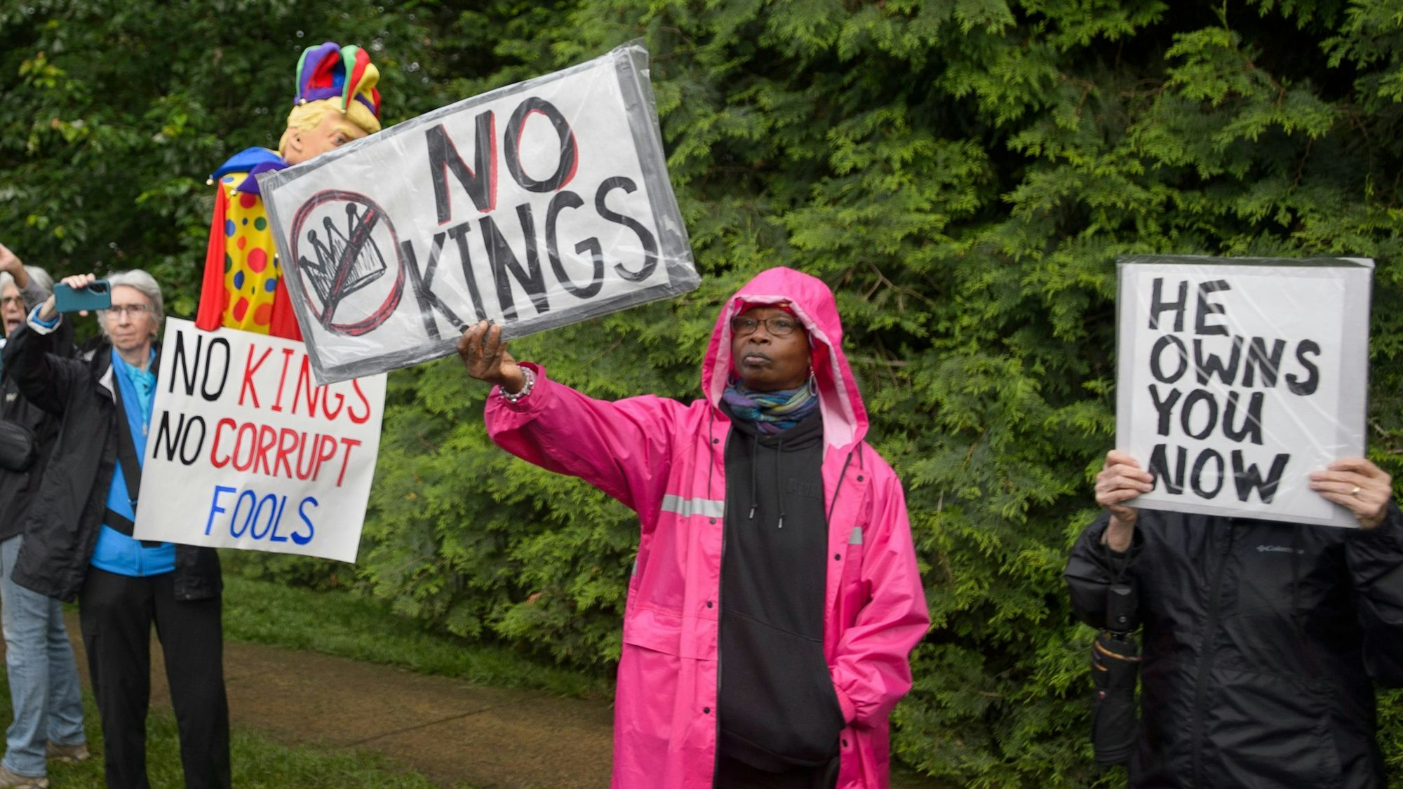 Das Krypto-Dinner mit dem Präsidenten stößt auf Kritik und wird von Protesten begleitet.