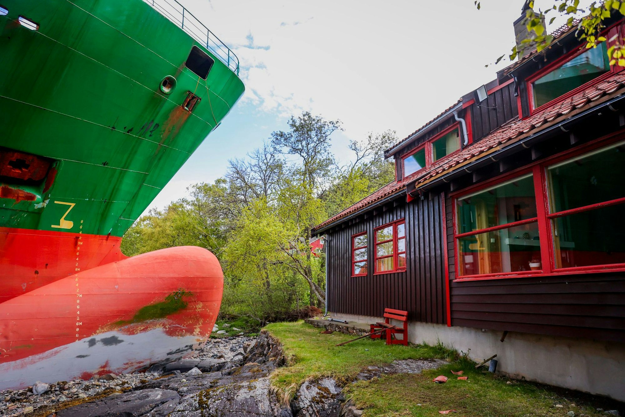 Das Schiff verfehlte das Haus nur um wenige Meter.