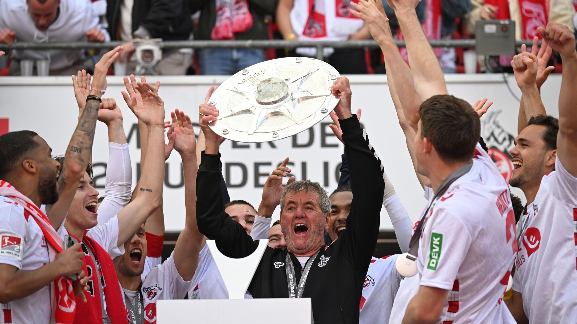 Mission erfüllt: Trainer Friedhelm Funkel feiert mit der Zweitliga-Meisterschale den Aufstieg.