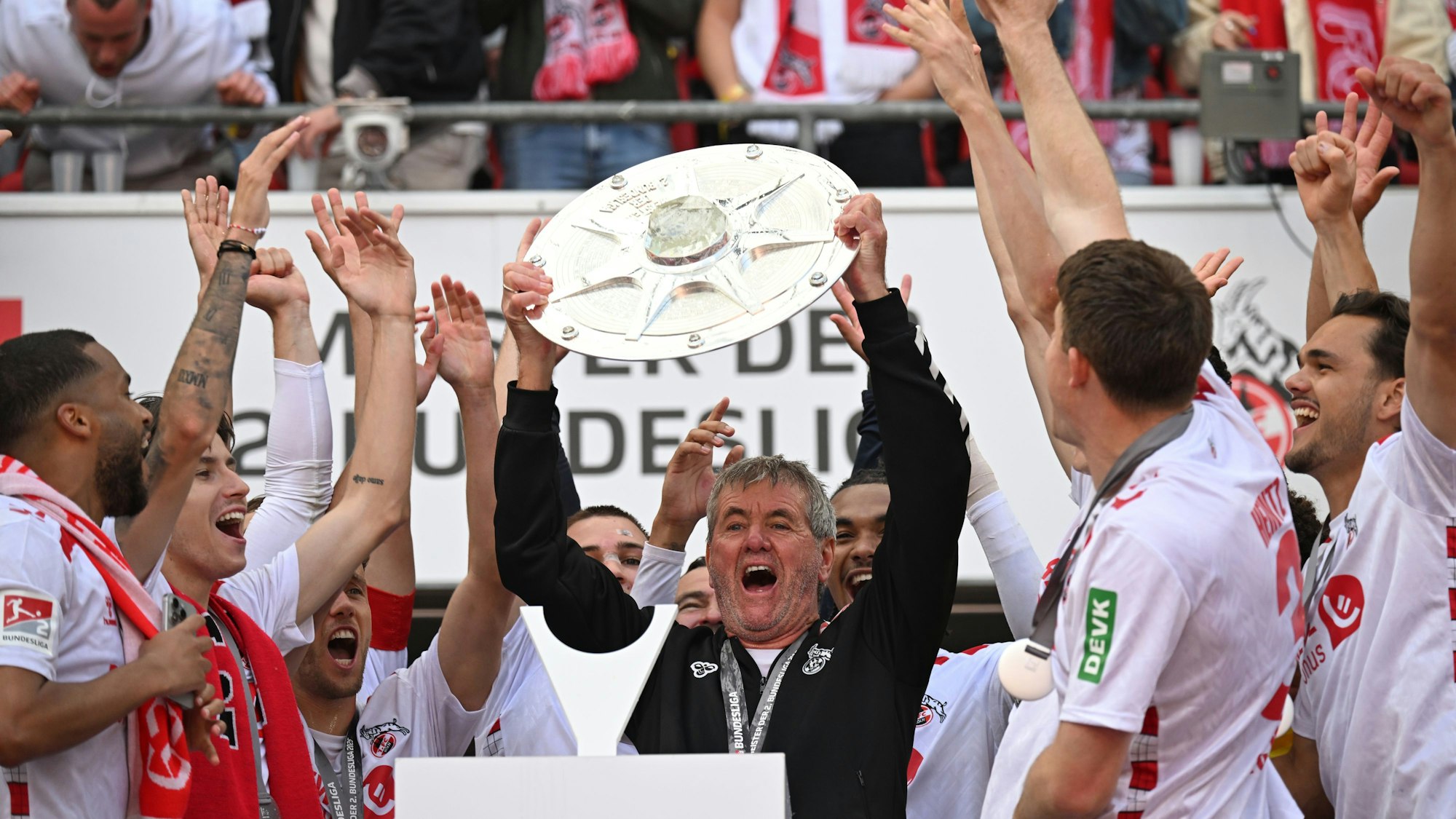 Mission erfüllt: Trainer Friedhelm Funkel feiert mit der Zweitliga-Meisterschale den Aufstieg.