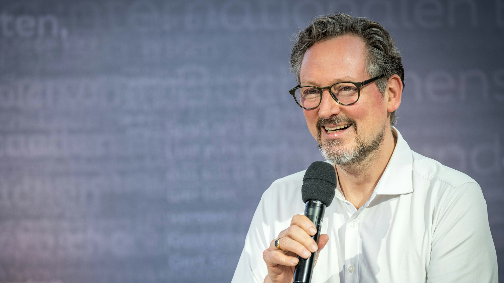Der deutsche Autor, Arzt und TV Moderator Doktor Eckart von Hirschhausen Eckart Axel von Hirschhausen * 25. August 1967 in Frankfurt am Main Webvideoproduzent, Fernsehproduzent, Wissenschaftsjournalist und Autor. Der promovierte Mediziner und Honorarprofessor äußert sich auf allgemeinverständliche Art besonders zu gesundheitlichen Themen und seit 2019 zunehmend zu Themen rund um den Klimawandel. Leipziger Buchmesse 2025 Tag 2 *** German author, doctor and TV presenter Doctor Eckart von Hirschhausen Eckart Axel von Hirschhausen August 25, 1967 in Frankfurt am Main Web video producer, television producer, science journalist and author The doctor of medicine and honorary professor speaks in a generally understandable way, especially on h