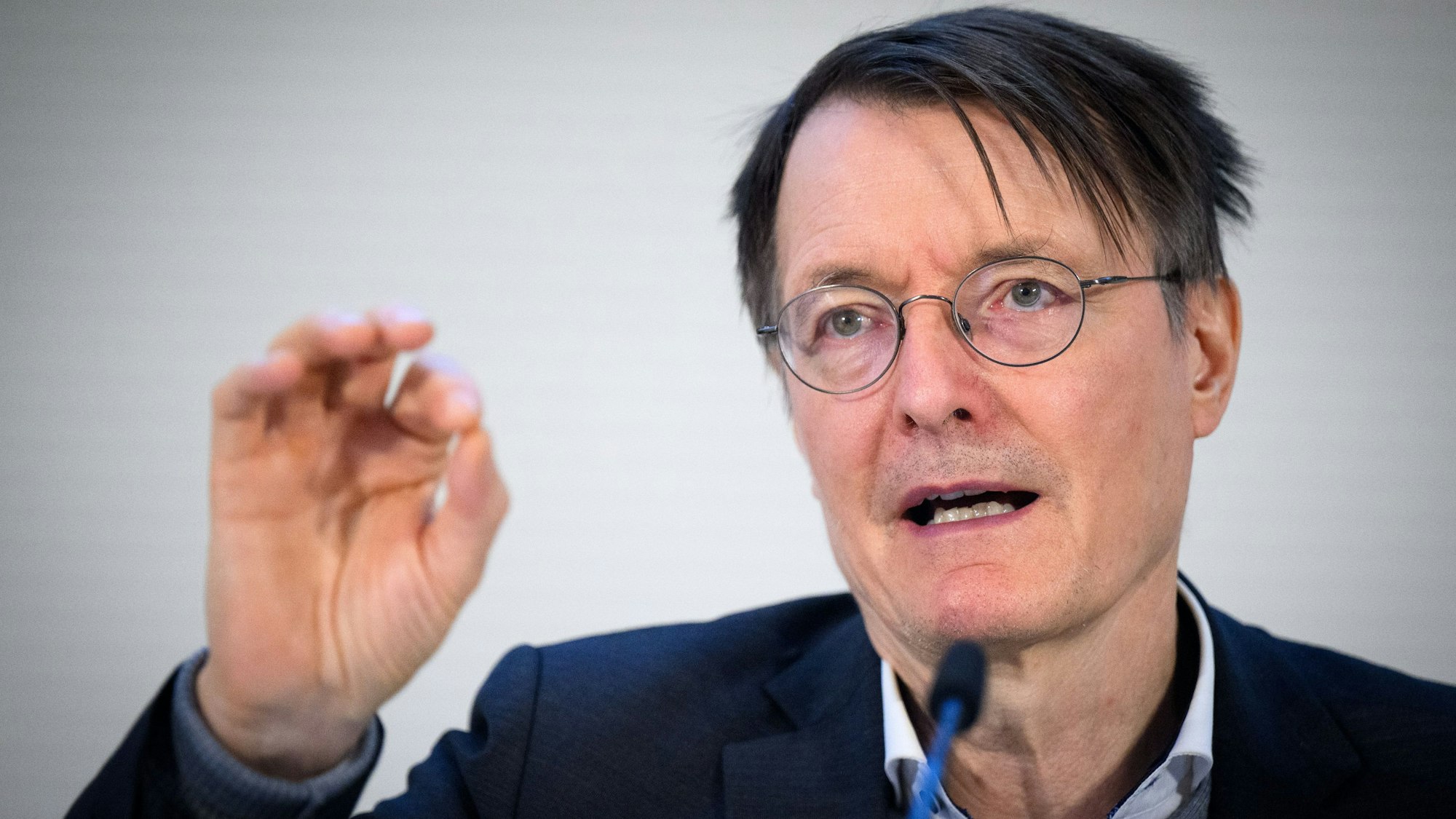 SPD-Politiker Karl Lauterbach spricht und gestikuliert mit einer Hand.