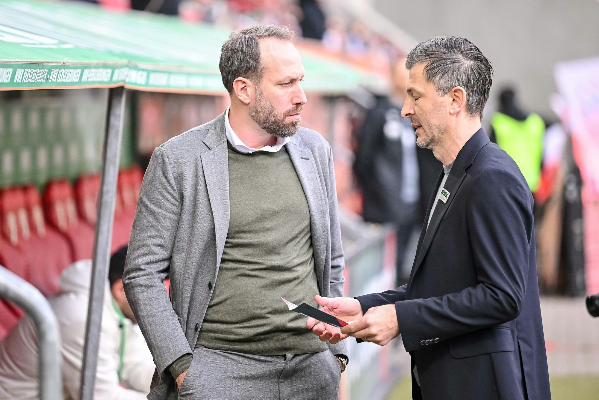 Sportdirektor Marinko Jurendic (r) hat nicht mehr das Vertrauen von Geschäftsführer Michael Ströll (l).