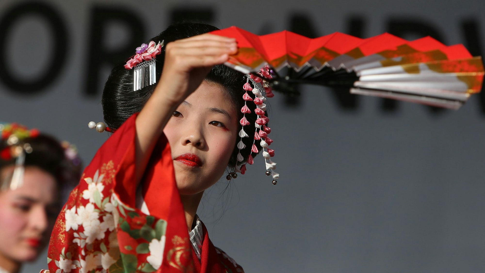 Ein japanischer Geisha-Tanz wird 2016 beim Japan-Tag in Düsseldorf aufgeführt. (Archivbild)