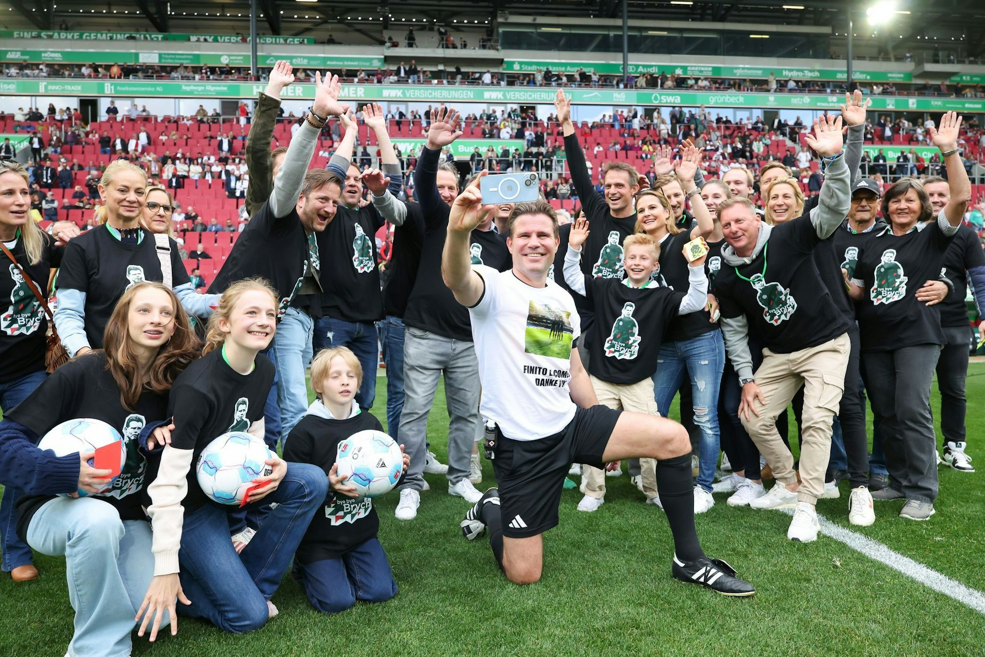 Felix Brych (m) erlebte einen emotionalen Abschied aus der Fußball-Bundesliga.