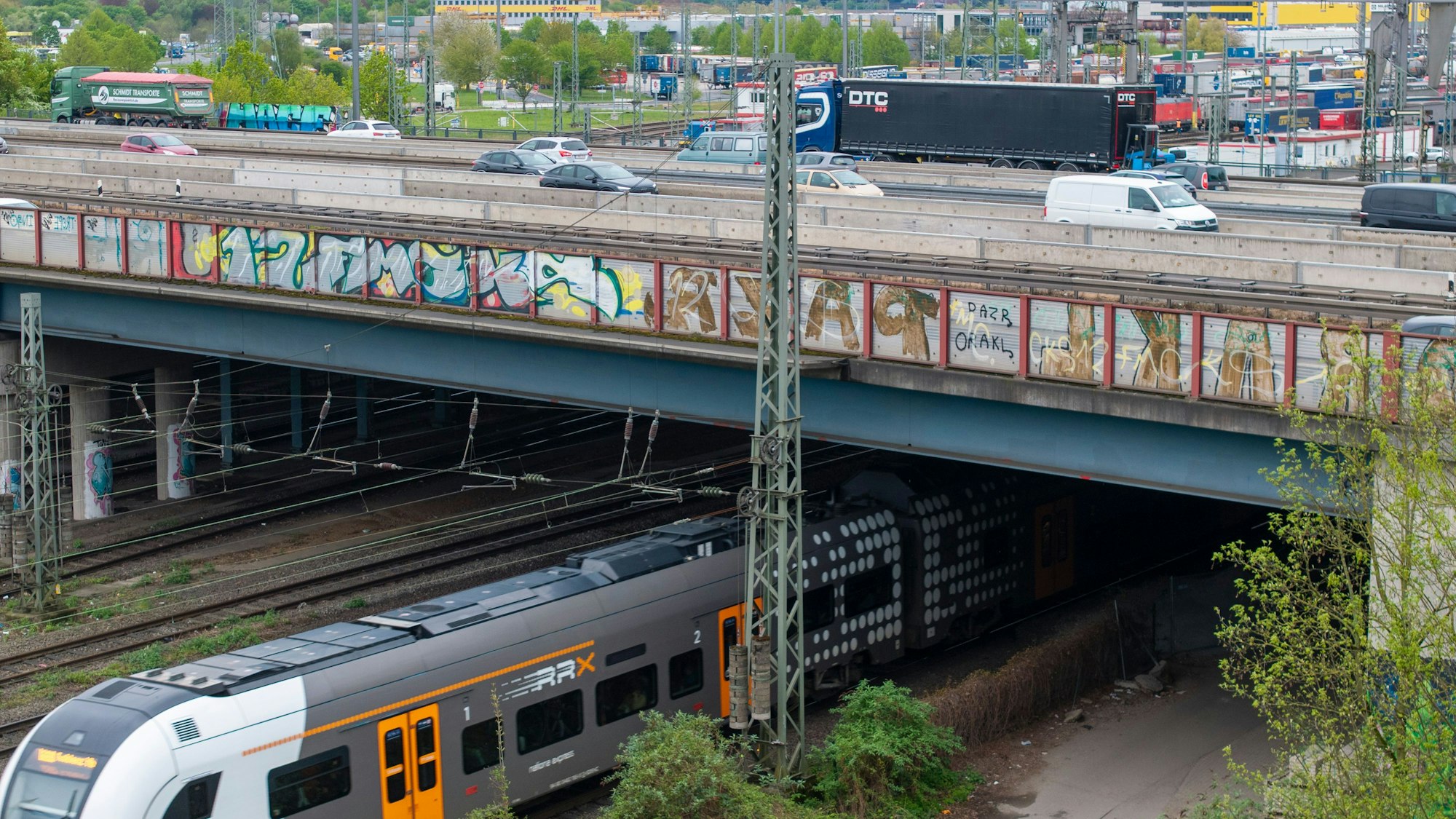 17.04.2025, Köln: Das Kreuzungsbauwerk „Eifeltor” überführt die Autobahn A4 über die Gleise der Deutschen Bahn im Bereich des Umschlagbahnhofs Köln-Eifeltor. Bei Untersuchungen ist hier überraschend schlechter Stahl gefunden worden. Die Brücke aus den Jahren 1956 und 1988 muss abgerissen und neu gebaut werden, jahrelange Verkehrsbehinderungen sind die Folge. Schon jetzt gelten auf dem Bauwerk erste Einschränkungen für den Verkehr, der Betreiber nennt das Kompensationsmaßnahmen zur Entlastung. Foto: Uwe Weiser