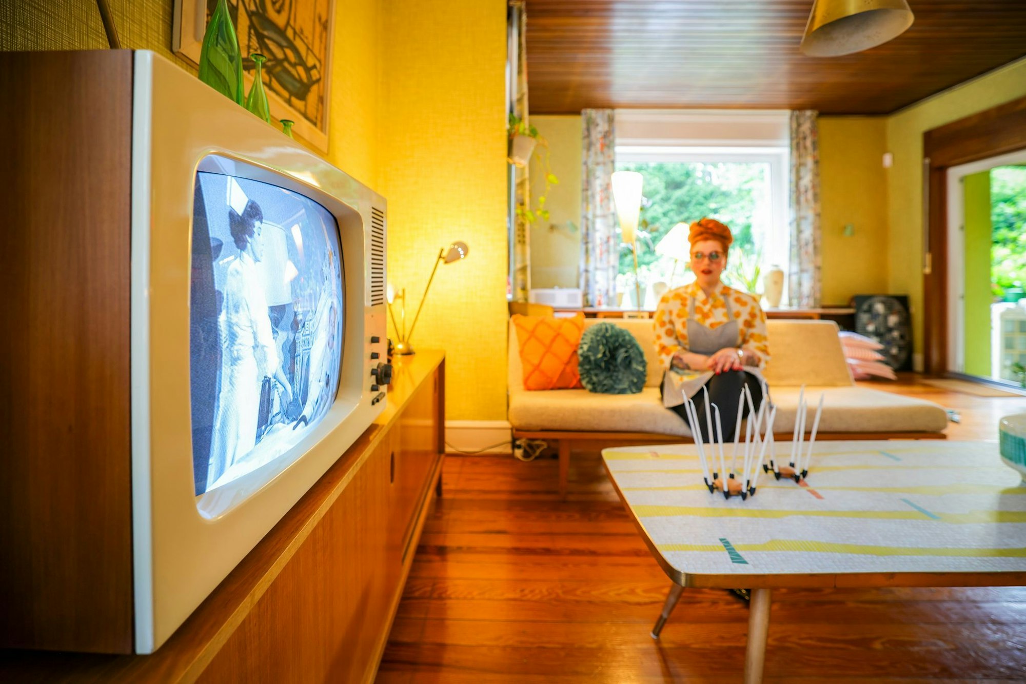 Alles ist knallbunt - aber der alte Röhrenfernseher kann nur Schwarz-Weiß.