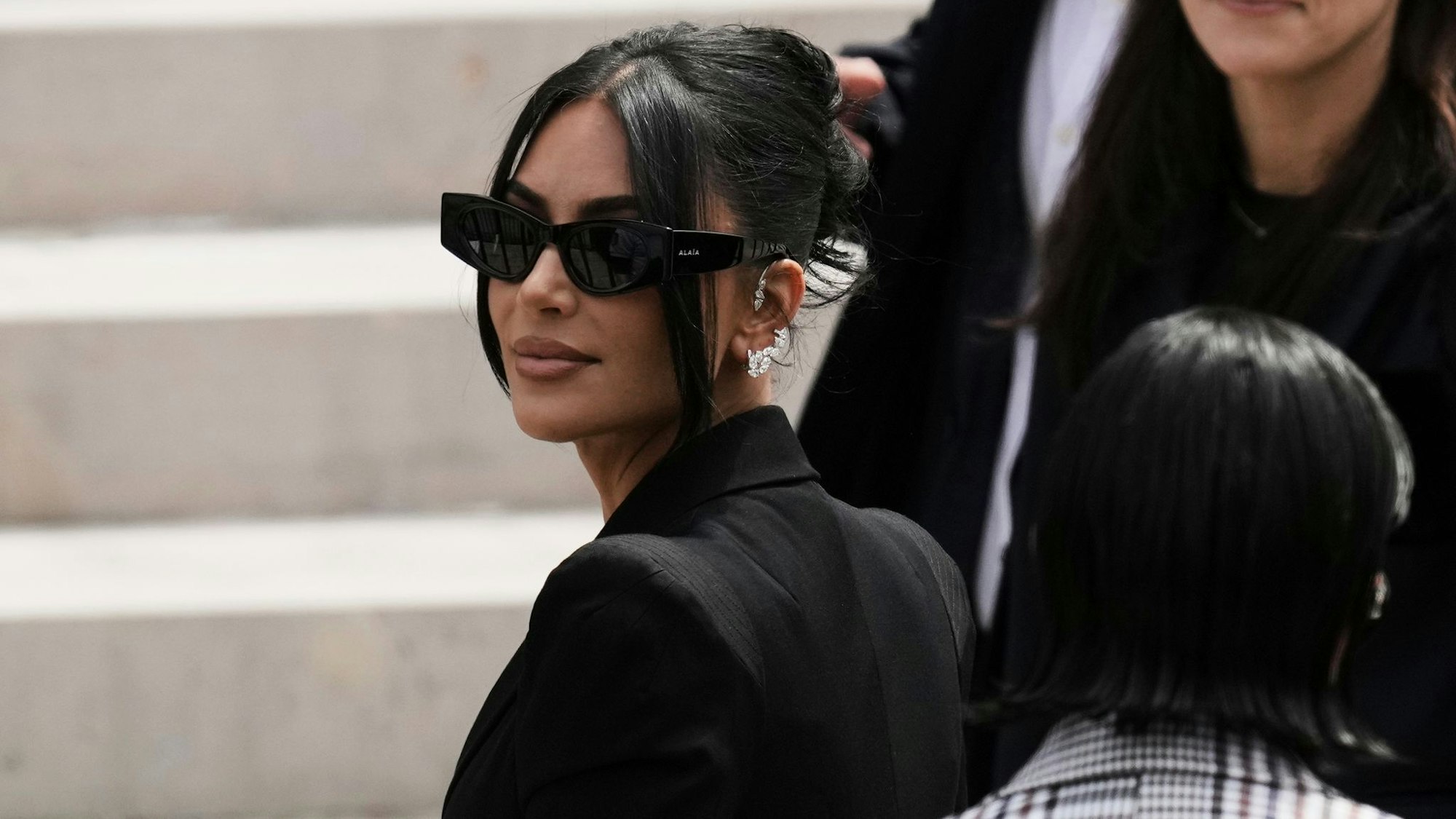 Im Prozess um den Raubüberfall auf Kim Kardashian hat ein Gericht in Paris gegen die Angeklagten hohe Haftstrafen verhängt. (Archivbild)