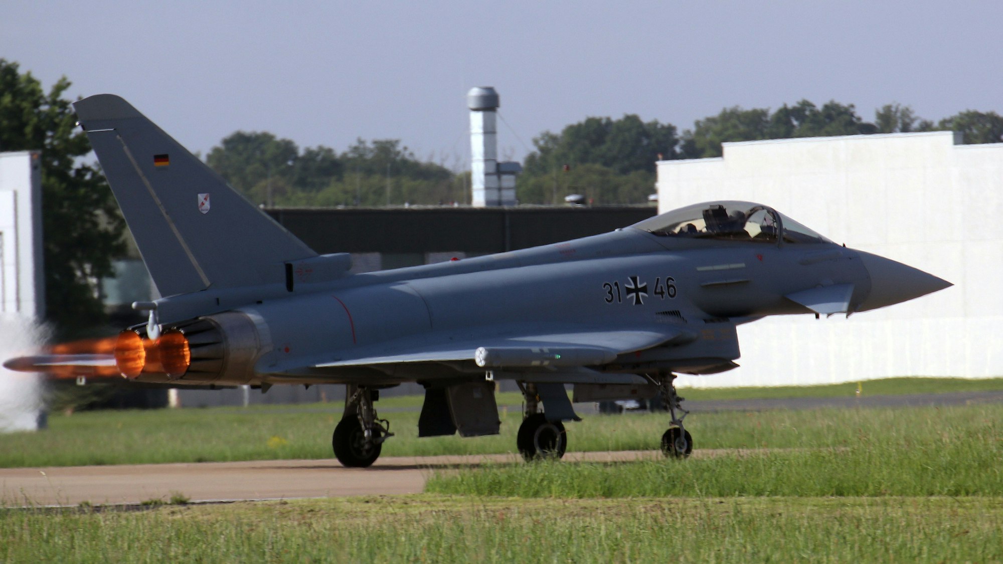 Das Foto zeigt einen Jet beim Start.