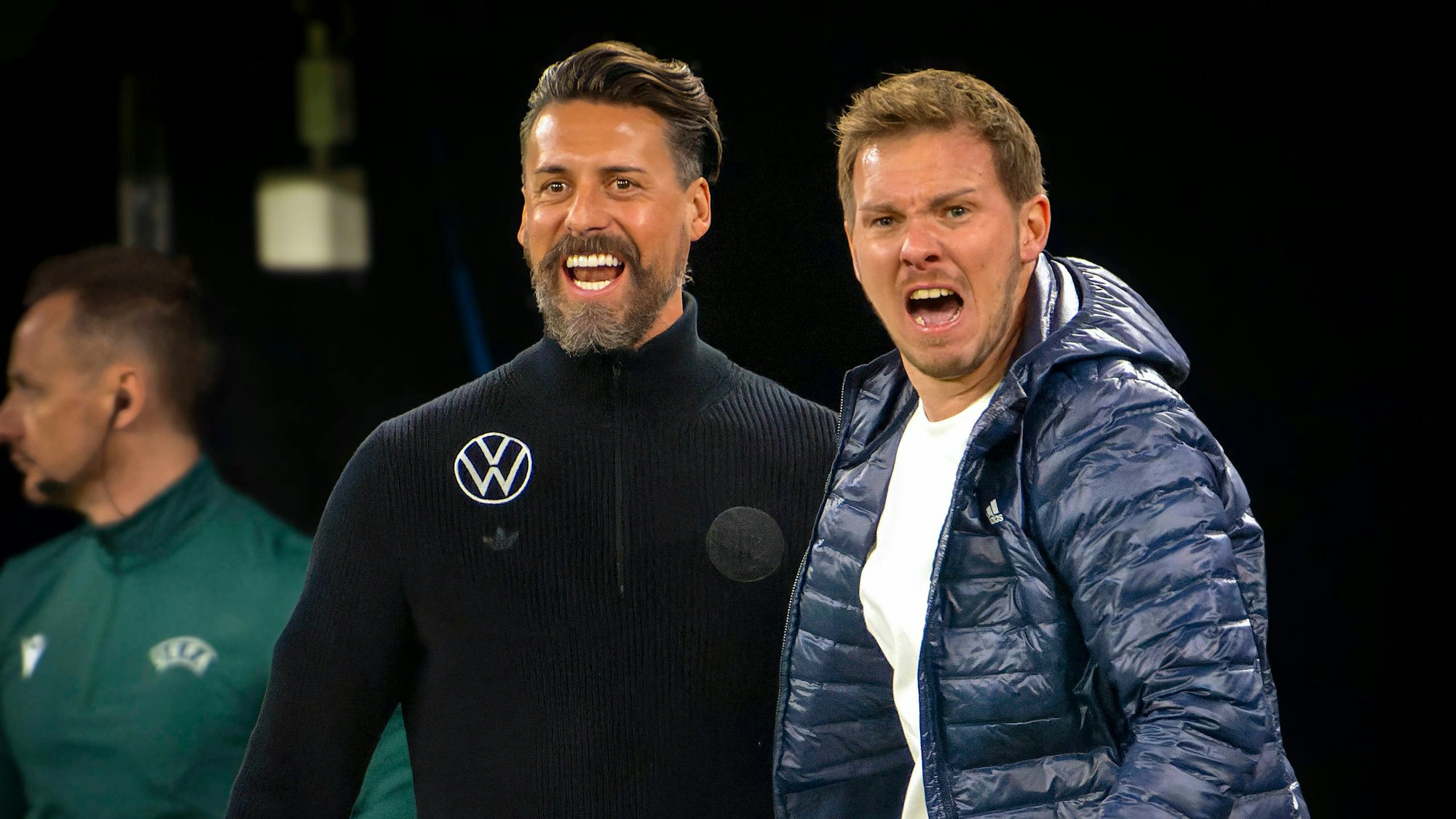 Sandro Wagner und Julian Nagelsmann jubeln an der Seitenlinie.