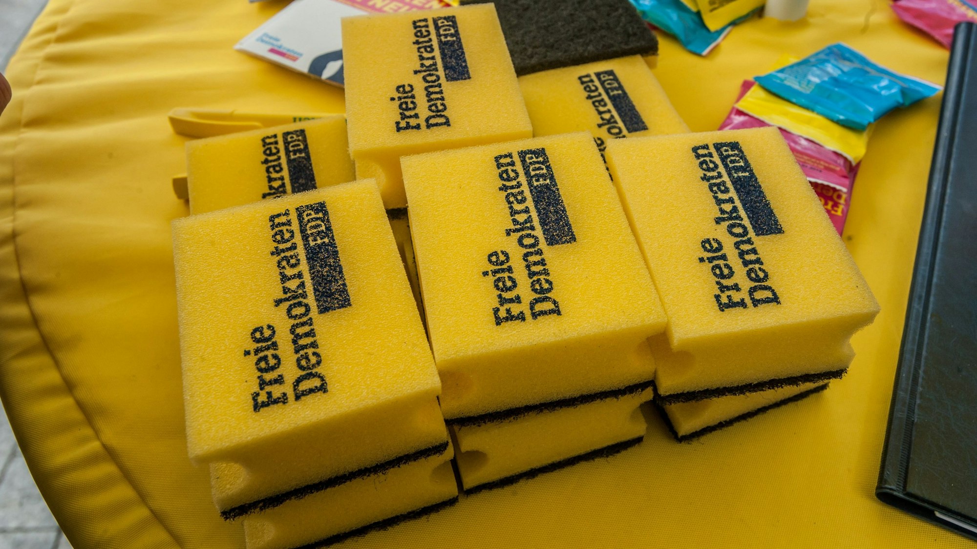 Unter anderem die FDP hat vor Gericht einen Erfolg gegen ein neues Kommunalwahlgesetz erreicht, das kleinen Parteien Nachteile gebracht hätte. Das Bild mit den Schwämmchen wurde beim FDP-Straßenwahlkampf in Leverkusen fotografiert.