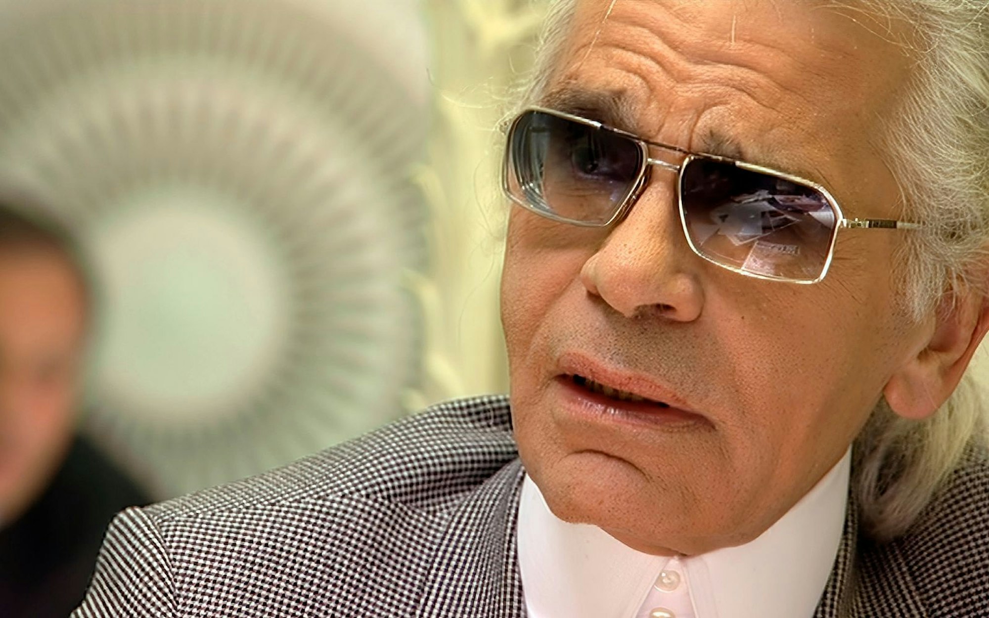 Karl Lagerfeld, mal nicht im schwarzen Outfit, aber mit der gerunzelten Stirn der Skepsis und der Ironie. (Bild: ZDF / Tibor Szalma.)