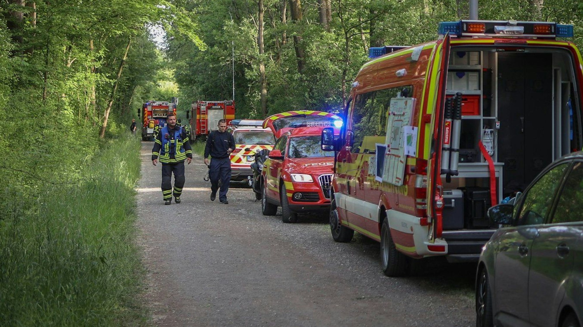 Rund 100 Feuerwehrleute waren im Einsatz, um die Feuer im Wald am Otto-Maigler-See zu löschen.