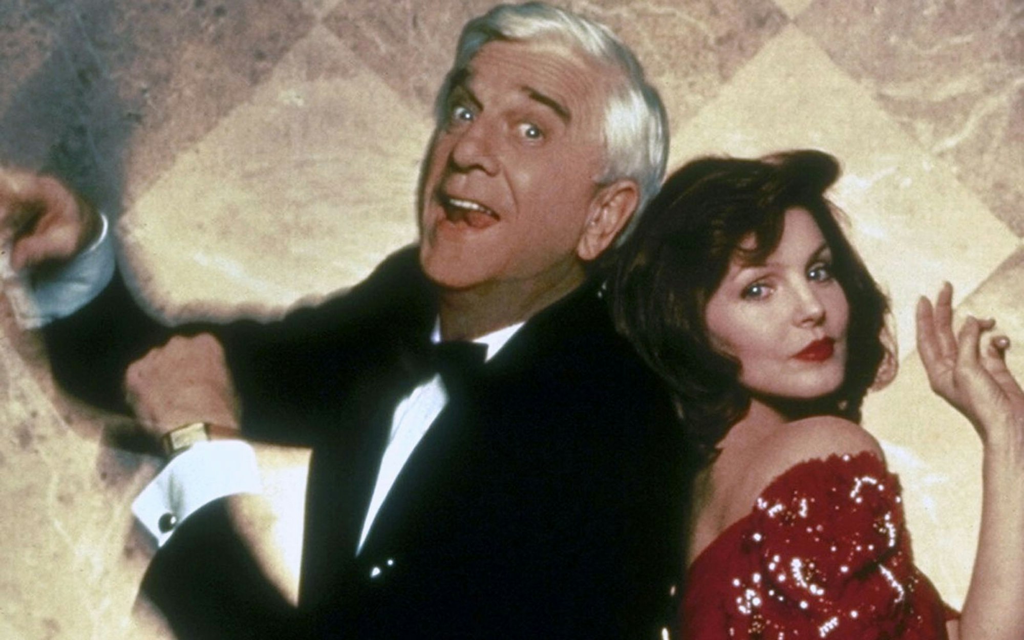 Priscilla Presley versuchte sich auch als Schauspielerin. Ihre wohl bekannteste Rolle spielte sie in der „Nackte Kanone“-Reihe mit Leslie Nielsen (links). (Bild: kabel eins / United International Pictures)