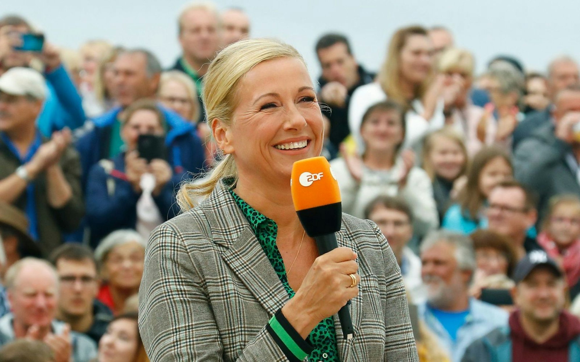 Andrea Kiewel feiert im Juni 25-jähriges „Fernsehgarten“-Jubiläum. (Bild: ZDF / Ralph Orlowski)