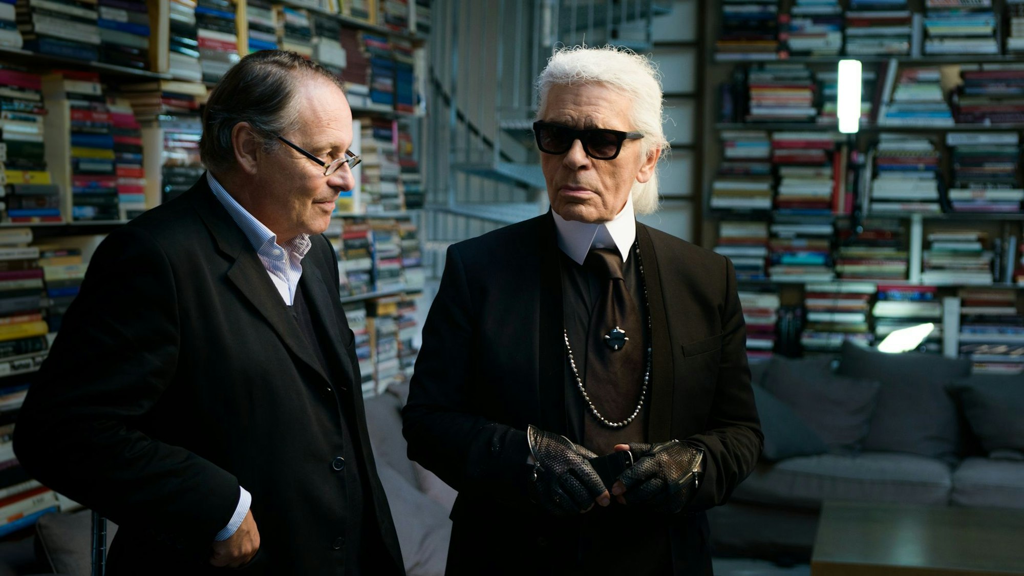 Designer Karl Lagerfeld im Gespräch mit dem Filmemacher Gero von Boehm (links).