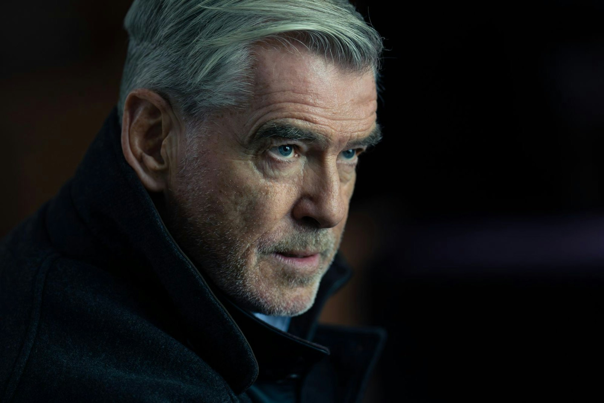 Tom Hardy, Pierce Brosnan (Bild), Helen Mirren: Bei der Thrillerserie „MobLand - Familie bis aufs Blut“ lässt sich Paramount in Sachen Star-Power nicht lumpen. Unter der Regie von Guy Ritchie entspinnt sich ein brutales, intrigantes Spiel innerhalb einer Londoner Gangsterfamilie. (Bild: 2025 Viacom International Inc.)
