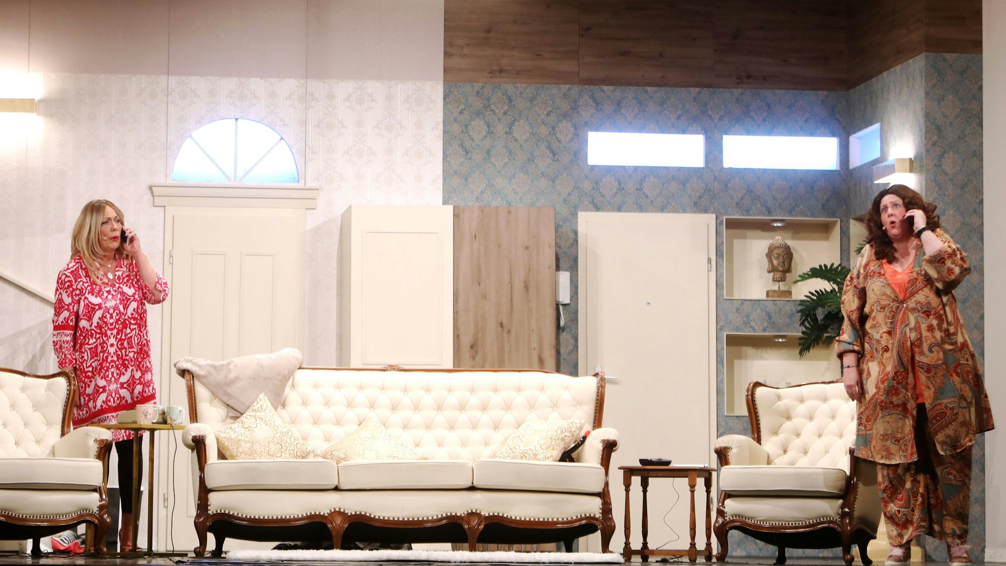 Das Bild zeigt eine Anrufszene zwischen Lisbet und Leni.