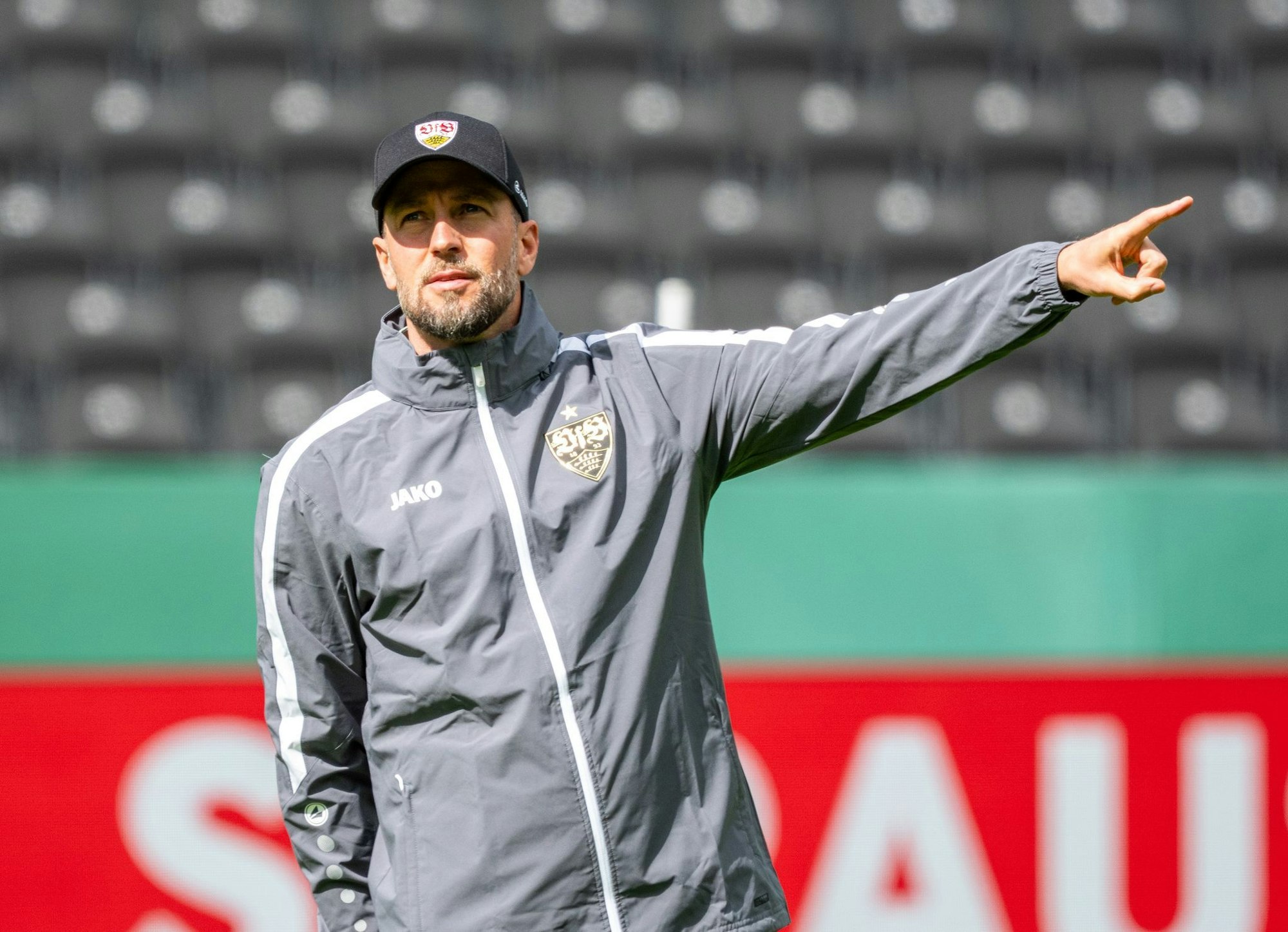 Sebastian Hoeneß möchte den VfB Stuttgart gegen Arminia Bielefeld zum DFB-Pokalsieg führen.