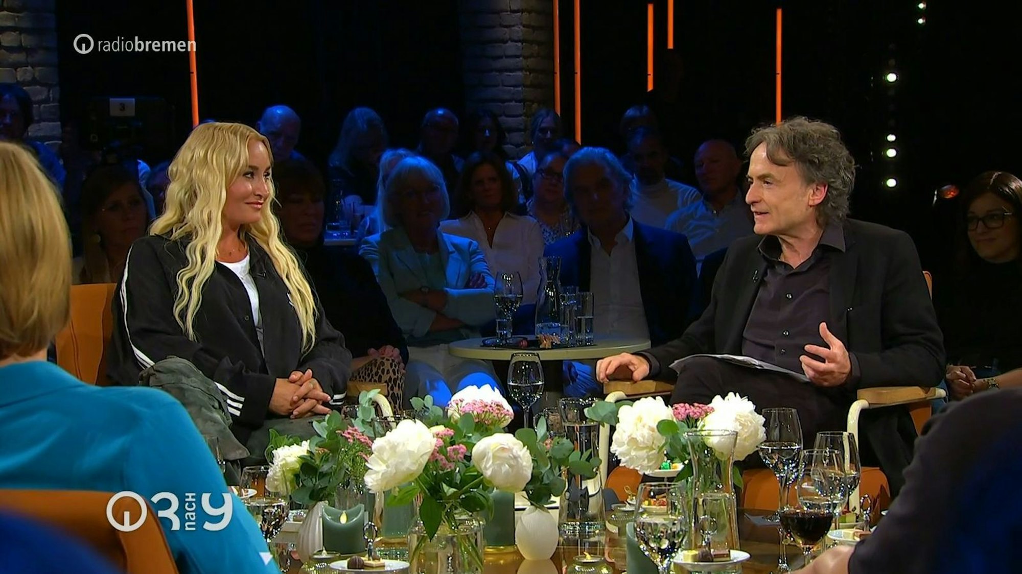 Sarah Connor stellte sich bei „3nach9“ den Fragen von Moderator Giovanni di Lorenzo. (Bild: Radio Bremen)