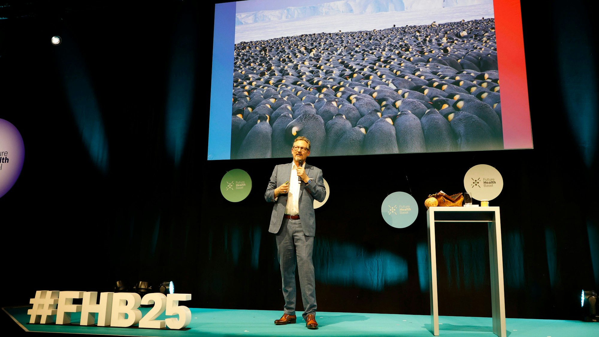 Eckart von Hirschhausen auf der Bühne - samt Pinguinen. (Archivbild)