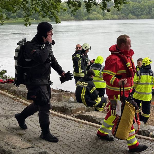 Personensuche Bruchertalsperre, ein Taucher auf dem Weg zum Einsatz.