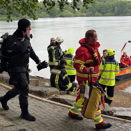Personensuche Bruchertalsperre, ein Taucher auf dem Weg zum Einsatz.