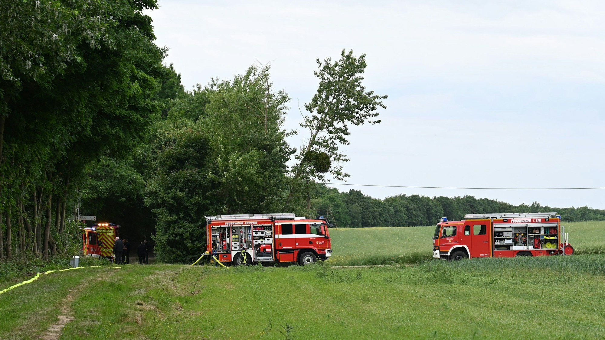 Mit mehreren Fahrzeugen war die Feuerwehr nach Brüggen ausgerückt.