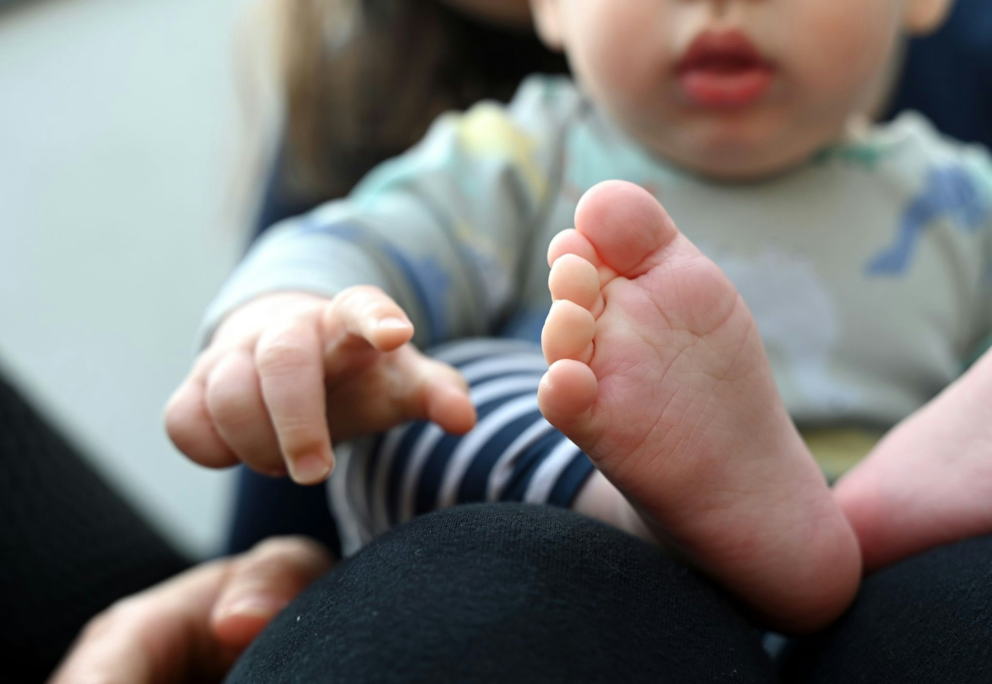 Eltern sind einer Studie zufolge durchschnittlich weniger zufrieden als Kinderlose, empfinden aber mehr Sinn im Leben (Archivbild).
