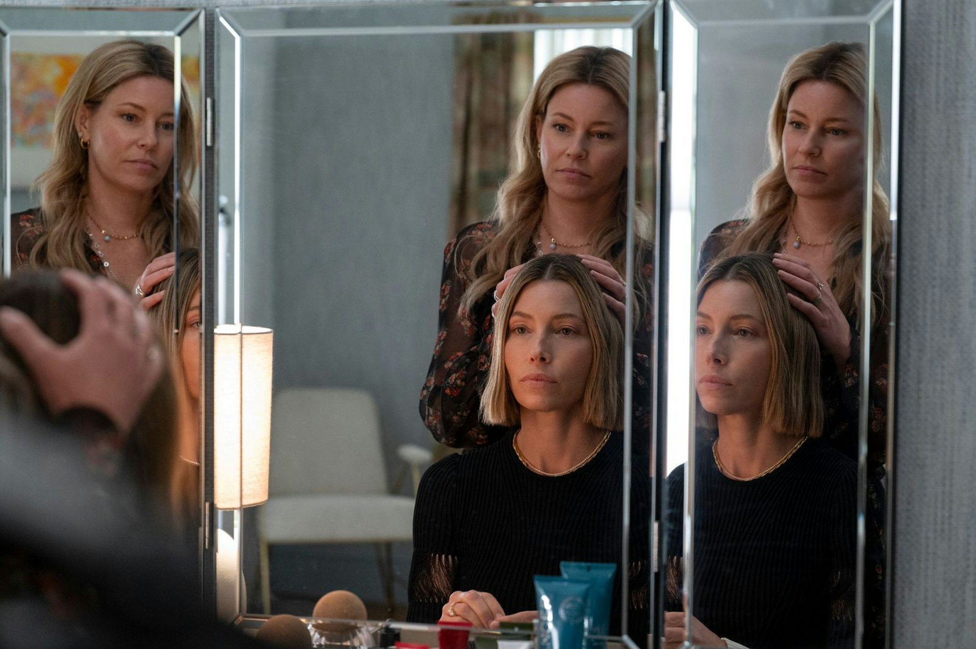 Chloe Taylor (Jessica Biel, sitzend) und Nicky Macintosh (Elizabeth Banks) könnten als Schwestern unterschiedlicher nicht sein. (Bild: Amazon Content Services LLC/Jojo Whilden/Prime)