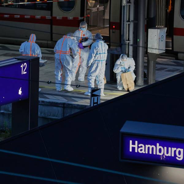 23.05.2025, Hamburg: Polizei und Spurensicherung im Einsatz nahe des Tatorts. Bei einem Messerangriff im Hamburger Hauptbahnhof sind mehrere Menschen schwer verletzt worden. Foto: Georg Wendt/dpa +++ dpa-Bildfunk +++