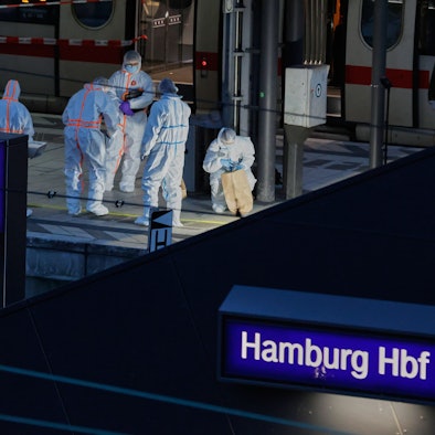 23.05.2025, Hamburg: Polizei und Spurensicherung im Einsatz nahe des Tatorts. Bei einem Messerangriff im Hamburger Hauptbahnhof sind mehrere Menschen schwer verletzt worden. Foto: Georg Wendt/dpa +++ dpa-Bildfunk +++