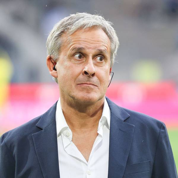 Pierre Littbarski guckt bei einem Interview erstaunt.